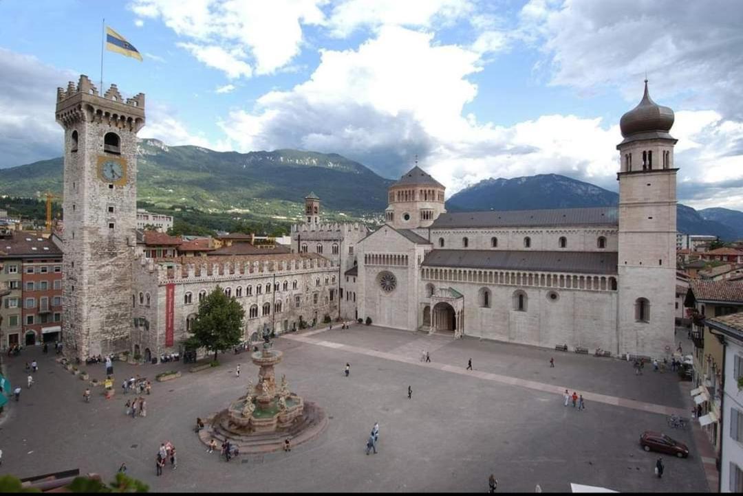 B&B And Apartments Al Duomo เตรนโต ภายนอก รูปภาพ