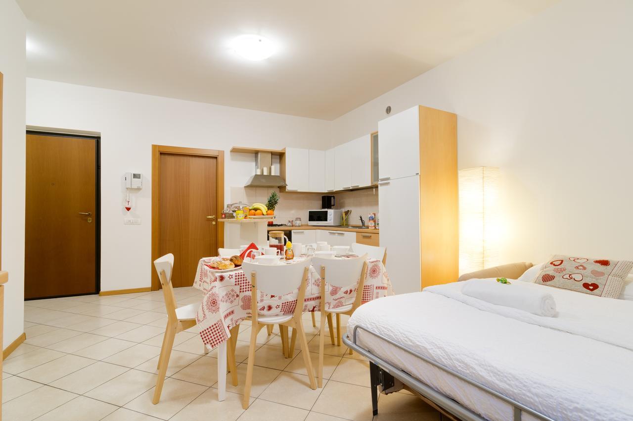 B&B And Apartments Al Duomo เตรนโต ภายนอก รูปภาพ